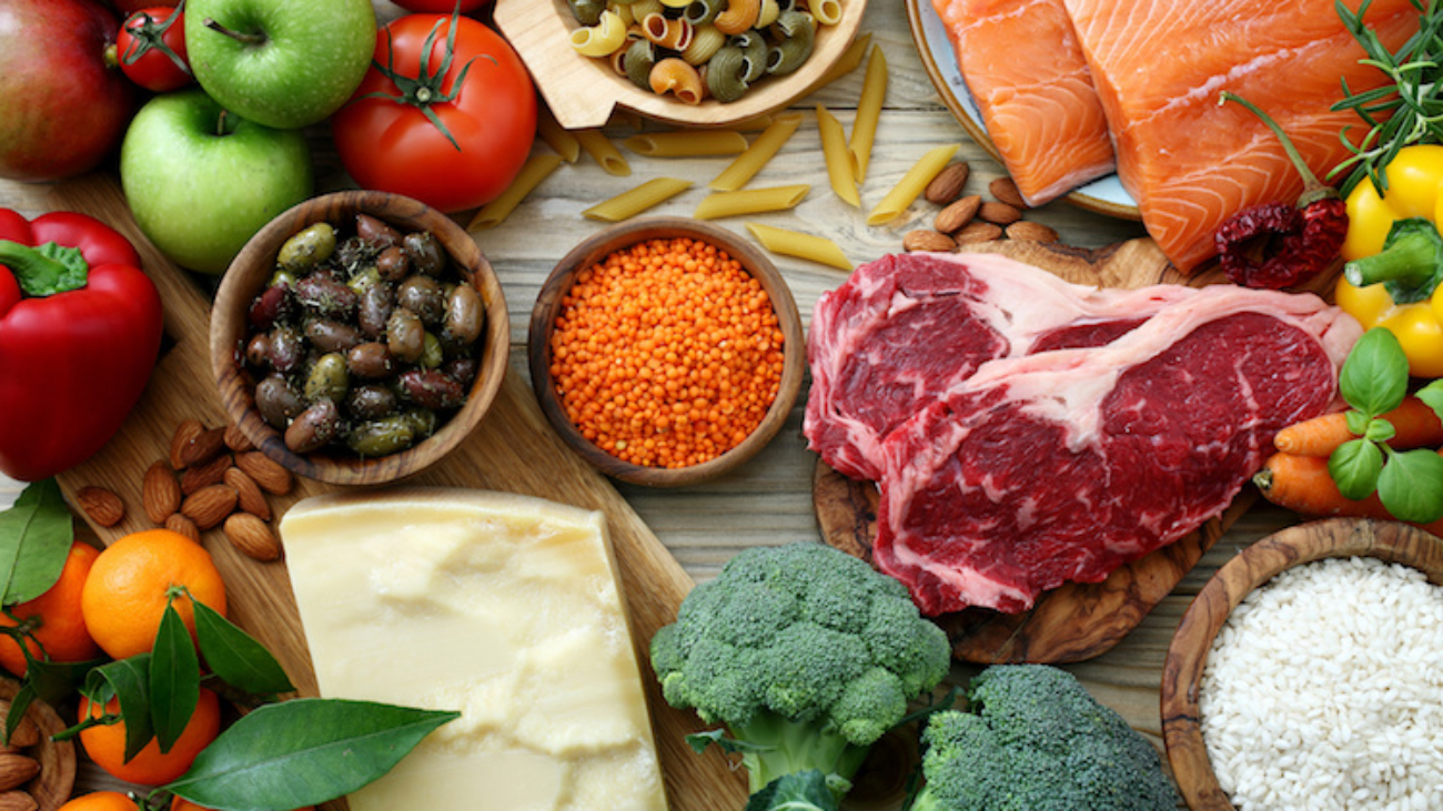 sfondo cibo, tavolo con prodotti alimentari ,per alimentazione e dieta completa